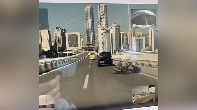 Řidič SUV v Číně schválně srazil motorkáře a ujel, policie ho zadržela